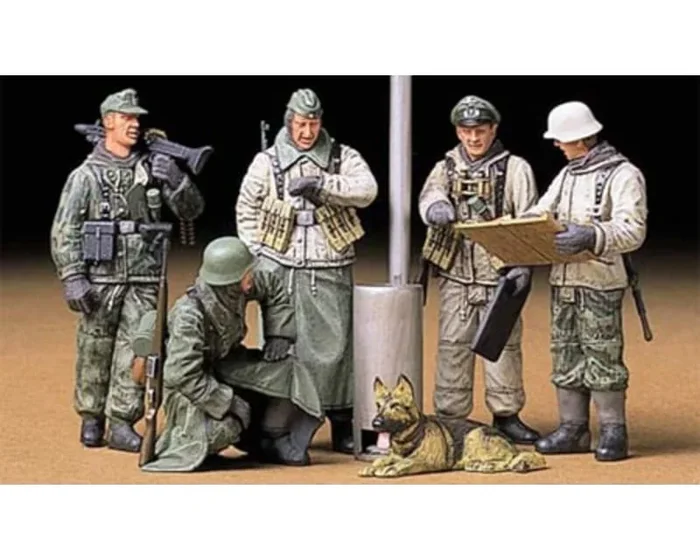1/35 Ger.Soldiers at Field Briefing Plastic Kit